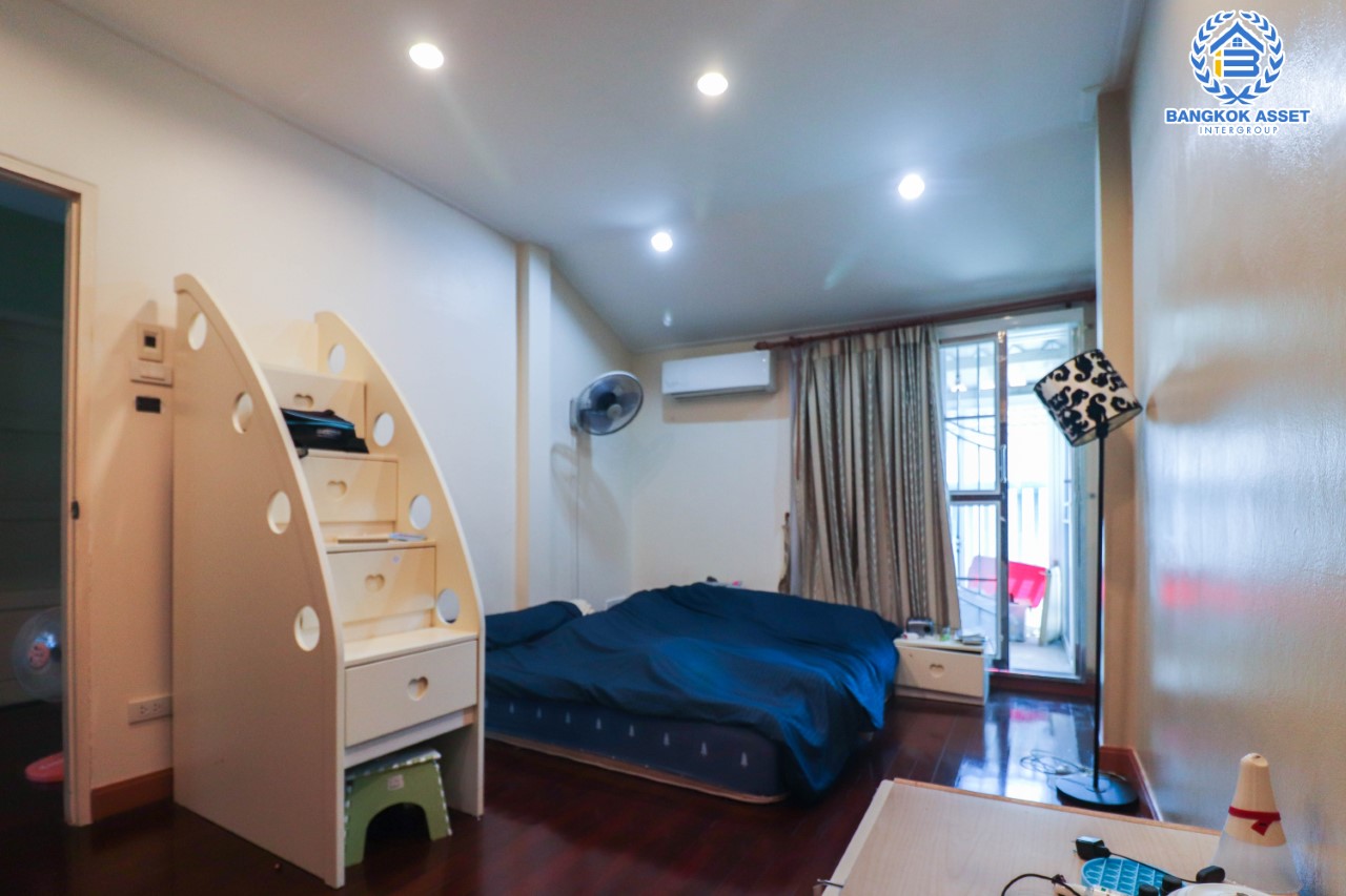 *****บ้านเดี่ยวมือสอง ม.กฤษดานคร แจ้งวัฒนะ หลังใหญ่ เนื้อที่ 55 ตร.ว. ฟังก์ชันจัดเต็ม 4 ห้องนอน 2 ห้องน้ำ จอดรถได้ 2 คัน  บนทำเลศักยภาพ เชื่อมต่อหลายเส้นทาง ใกล้ทางด่วน "แจ้งวัฒนะ", เมืองทองธานี, เซ็นทรัลแจ้งวัฒนะ และรถไฟฟ้าสายสีชมพู "สถานีแจ้งวัฒนะ-ปากเกร็ด 28"